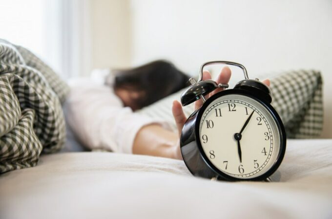 Sveglia sul letto ad indicare il sonno